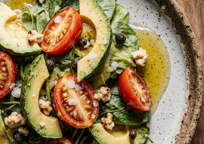 ensalada de tomate y aguacate
