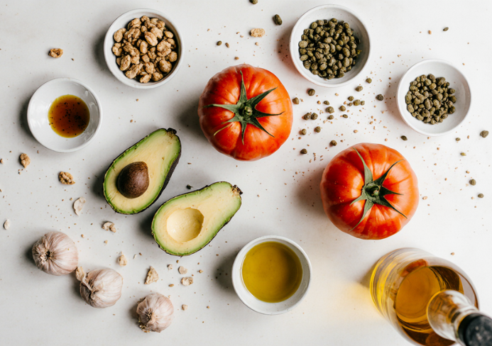 ensalada de tomate y aguacate