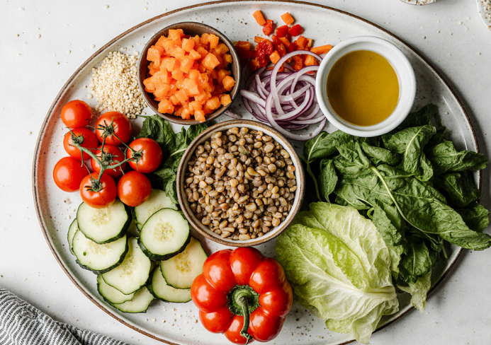 Ensalada de lentejas, pepino y pimiento