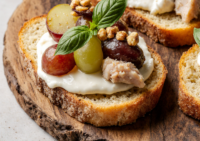 Crostini de pollo con uvas