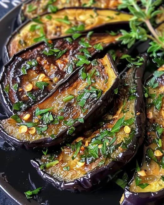 Berenjenas al ajillo servidas en un plato tradicional español