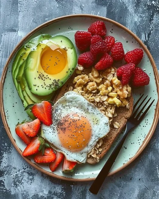Deliciosos desayunos saludables con frutas y granos integrales.