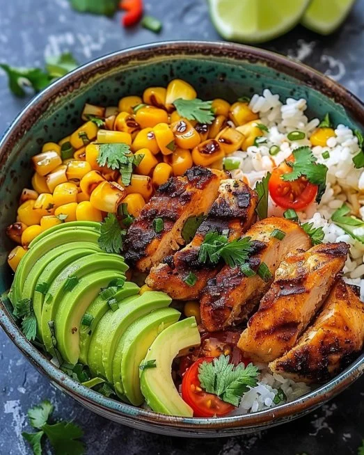 Tazón de pollo con elote callejero, un plato mexicano lleno de sabor y frescura.