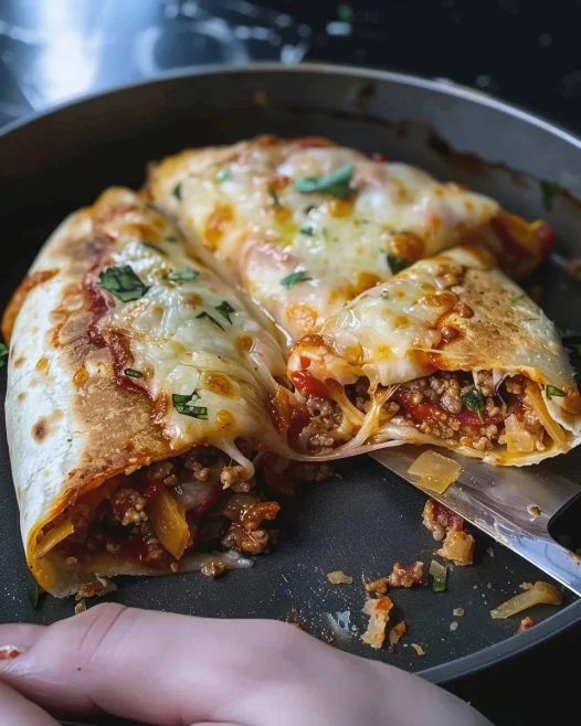 Burrito de pizza relleno de ingredientes frescos y sabrosos