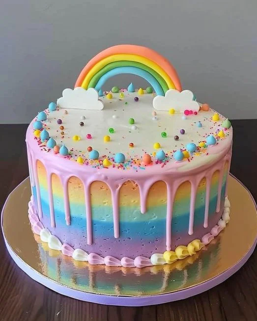 Pastel de Cumpleaños Arcoíris colorido, ideal para celebraciones de cumpleaños.