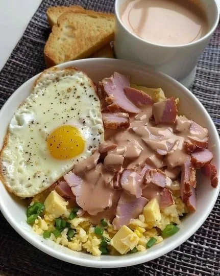 Plato de comidas saludables con vegetales frescos y proteínas magras