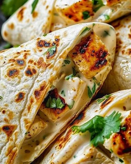 Wraps de pollo con ajo y queso en un plato, preparados con ingredientes frescos