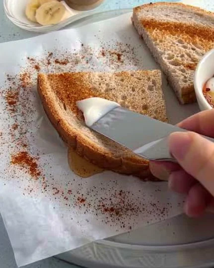 Delicioso desayuno perfecto con frutas, huevos y café