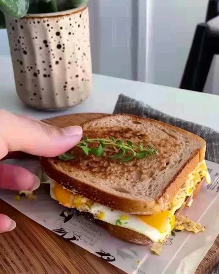 Plato de desayuno saludable con frutas, avena y yogur