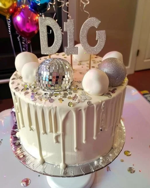 Delicioso pastel de discoteca decorado para fiesta colorida en 2025