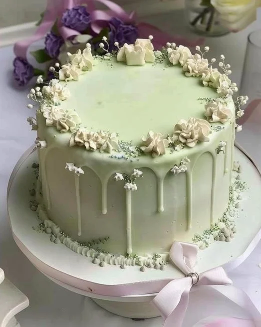 Diseños de pasteles creativos y coloridos para inspirar tus celebraciones en 2025