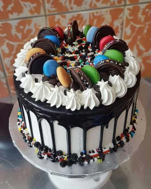 Deliciosa drip cake decorada creativamente para eventos temáticos