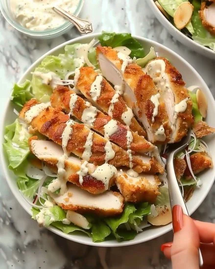 Ensalada César de pollo crujiente fresca y sabrosa con aderezo clásico