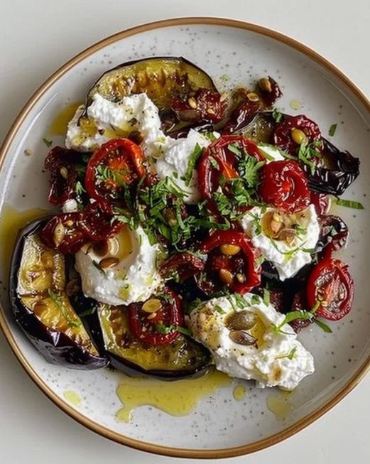 Ensalada de berenjena con tomate seco y burrata