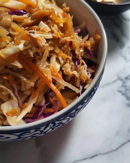 Ensalada de col sabrosa keto con frescos ingredientes bajos en carbohidratos