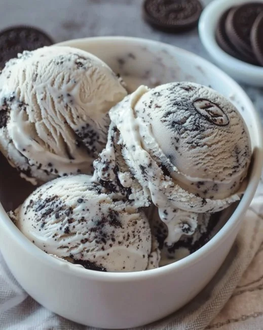 Helado de Oreo cremoso y delicioso servido en un tazón