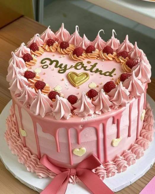 Pastel de corazón en tonos rosa para cumpleaños de niña