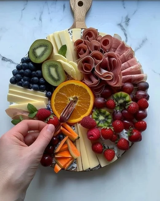 Ejemplo de presentación de alimentos decorativa en una mesa elegante