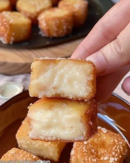 Porción de Leche Frita servida con canela y azúcar.