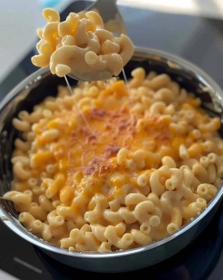 Plato de macarrones con queso rápidos en una sola olla