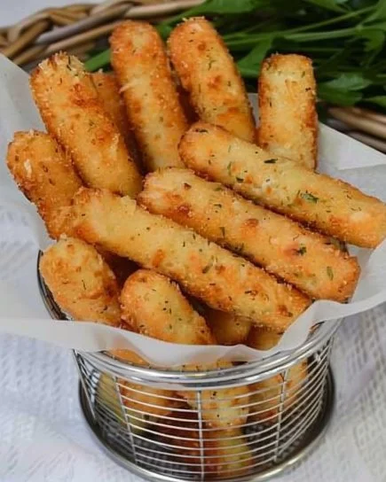 Palitos de patata y queso crujientes y dorados listos para disfrutar.