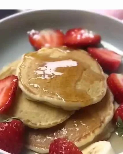 Plato de pancakes saludables con frutas frescas y sirope natural