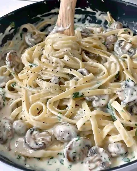Plato de Pasta Alfredo con Champiñones en salsa cremosa