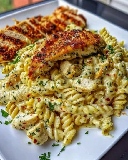 Plato de Pasta de Pollo con Ajo y Parmesano, una receta deliciosa