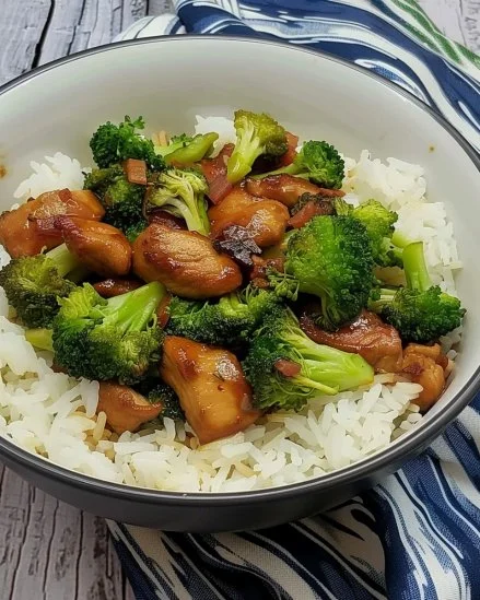 Plato de Pollo con Brócoli sazonado y colorido en un fondo de madera