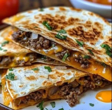 Quesadillas Smashburger recién preparadas, llenas de sabor y textura irresistible.