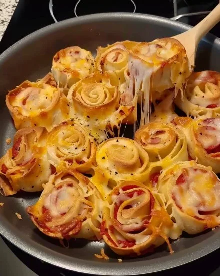 Deliciosos rollos de pizza caseros listos para servir.
