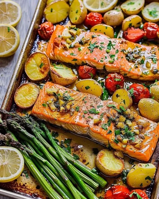 Plato de salmón y papas en bandeja, presentado de manera apetitosa