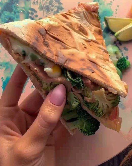 Sincronizada mexicana con queso y jamón en una tortilla dorada