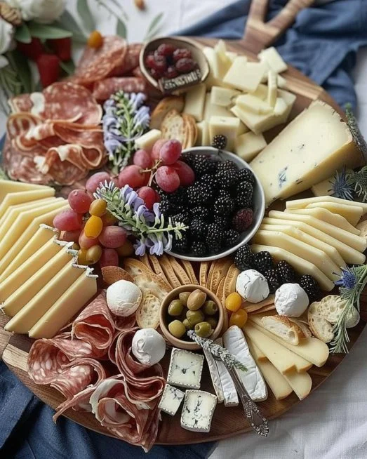 Tabla de quesos exquisita con variedad de quesos artesanales y acompañamientos.