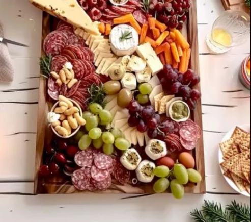 Tabla de charcutería perfecta para fiestas navideñas con embutidos y quesos