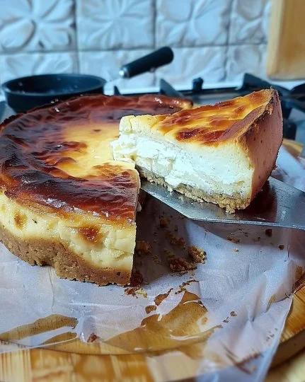 Tarta de Queso La Viña decorada con frutas frescas