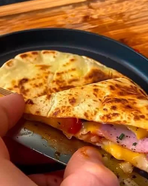 Tortilla Keto Rellena con Jamón, Queso y Tomate