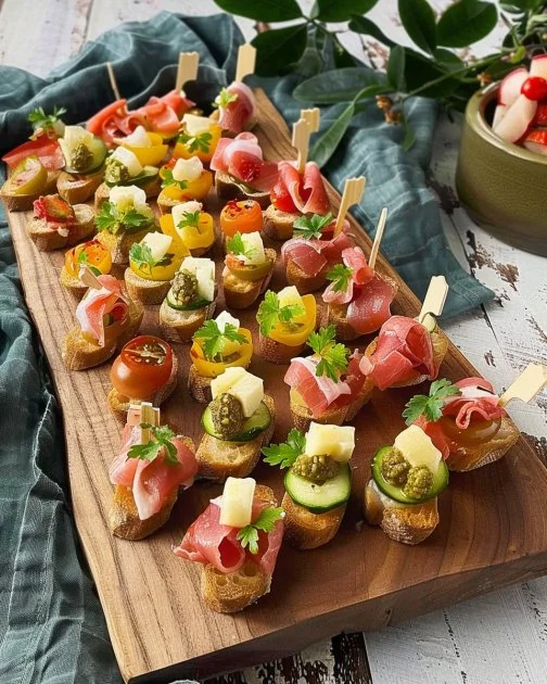 Delicioso Aperitivo de Tapas en una mesa llena de variedad y colorido