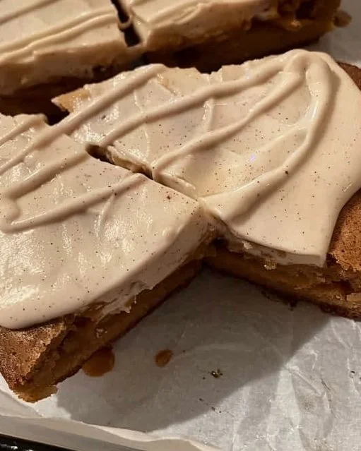 Blondies de canela con manzanas caramelizadas y glaseado de queso crema