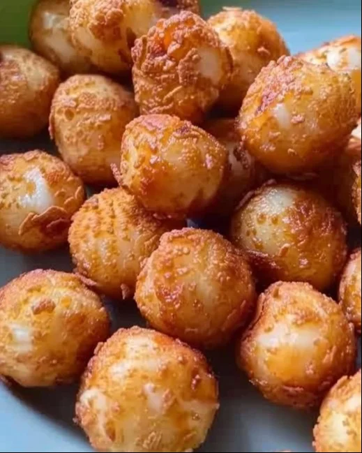 Deliciosas bolitas de queso servidas en un plato, perfectas para picar