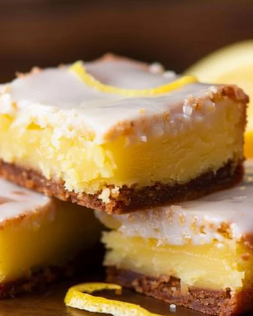Brownies de limón recién horneados con glaseado de limón.