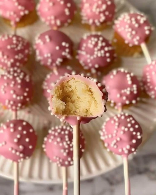 Coloridos cake pops de cumpleaños decorados con chispas y diseños festivos