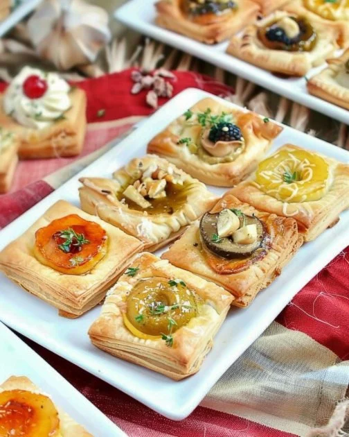 Deliciosos canapés de hojaldre servidos en una elegante presentación.
