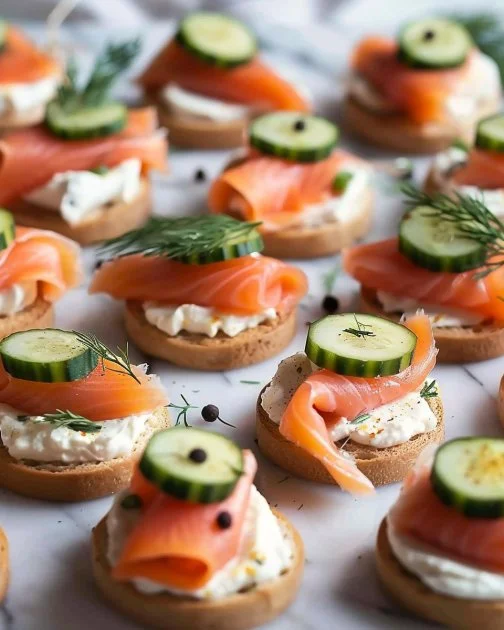 Canapés de salmón ahumado con decoración de hierbas frescas.