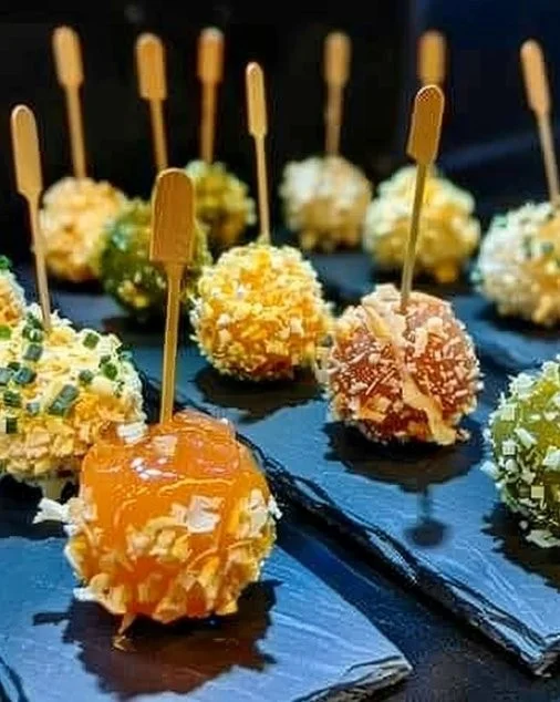 Selección de canapés fríos para evento festivo y elegante