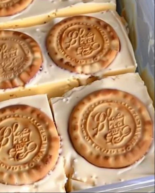 Carlota de limón, un postre fácil y refrescante ideal para cualquier ocasión.