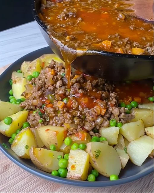 Cena de carne molida sobre papas en un plato delicioso