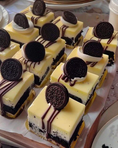 Cheesecake de Oreo y chocolate decorado con trozos de galleta