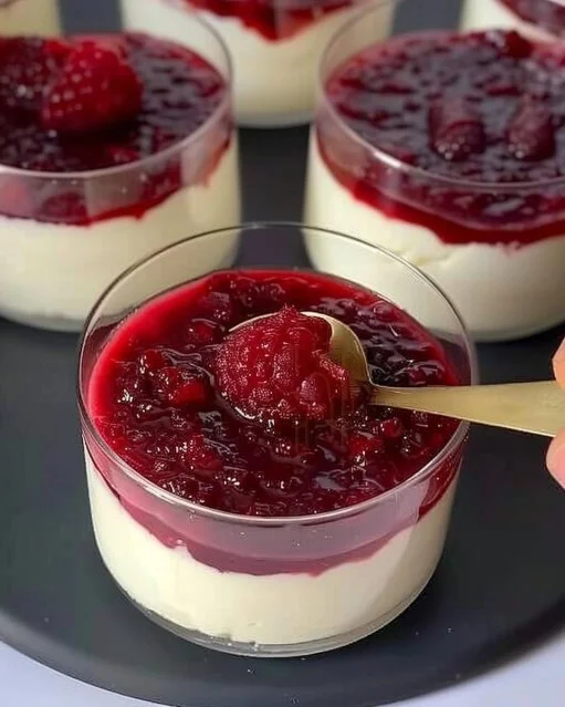 Tarta de cheesecake de frutos rojos decorada con frutos frescos