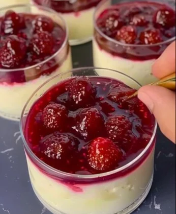 Delicioso cheesecake de frutos rojos con cobertura de frutas frescas